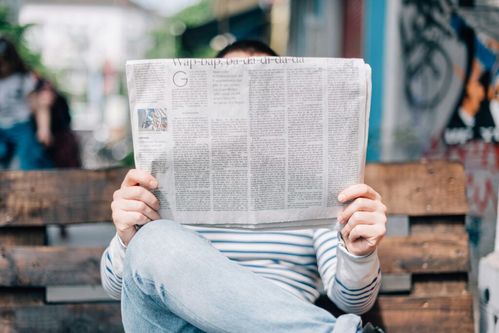 Personne qui lit le journal